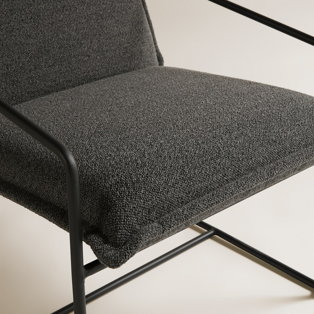 Poltrona em Tecido Bouclé e Braço de Metal Habana Cinzento-escuro-6