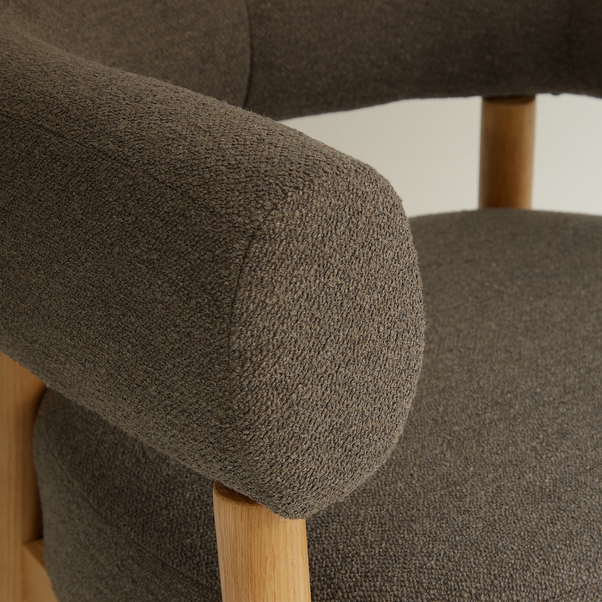 Poltrona em Tecido Bouclé Nordic Castanho-6
