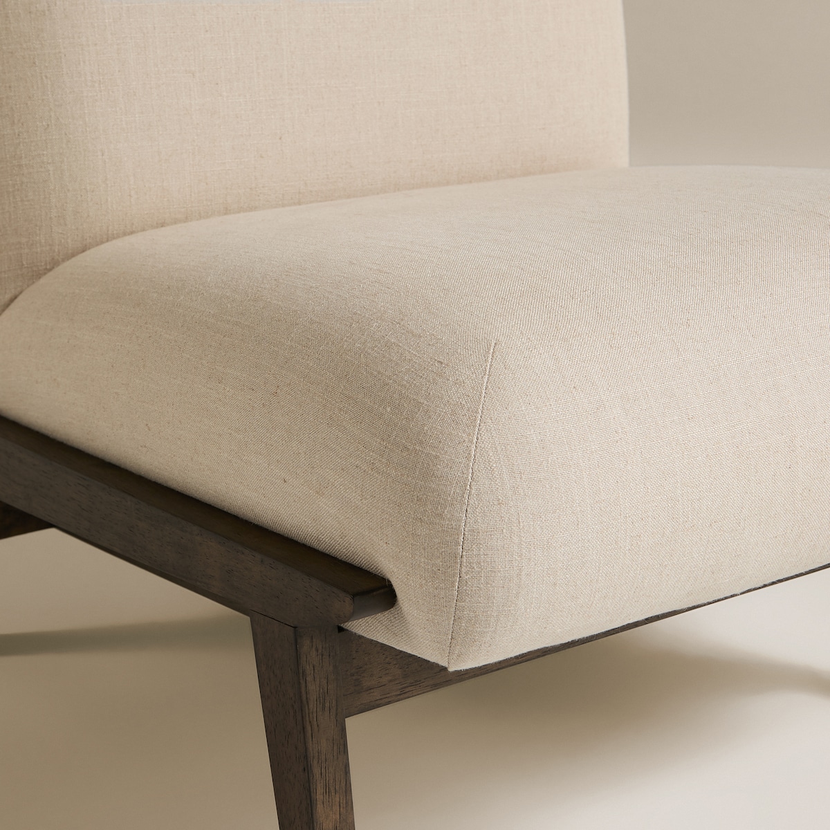 Poltrona Estofada em Linho Wells Natural-6