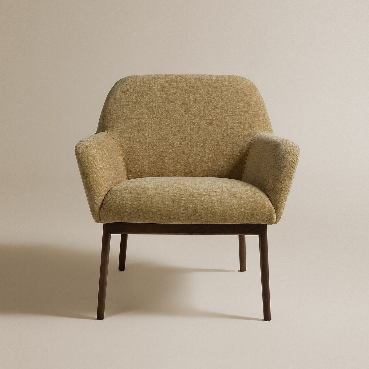 Poltrona Baixa com Pés de Madeira de Freixo Andy Room Ouro-3