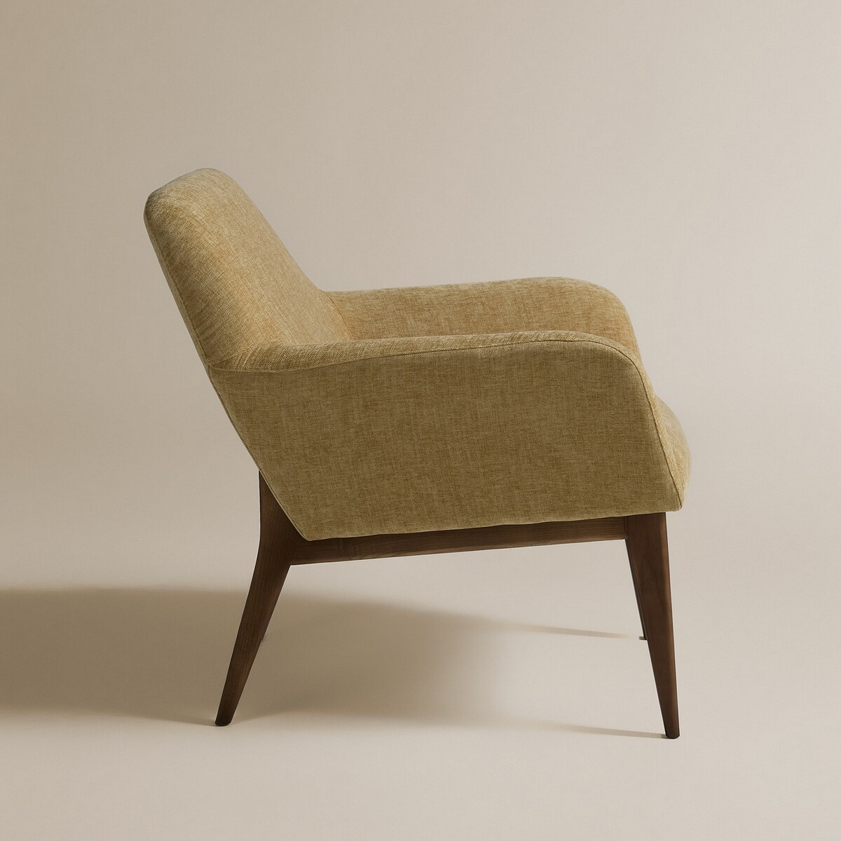 Poltrona Baixa com Pés de Madeira de Freixo Andy Room Ouro-4