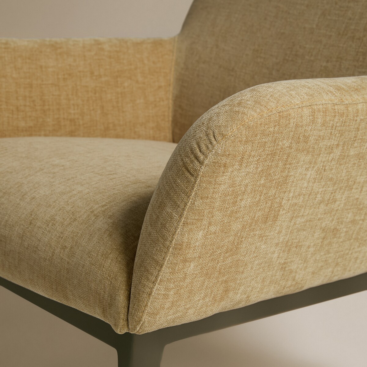 Poltrona Baixa com Pés de Madeira de Freixo Andy Room Ouro-6