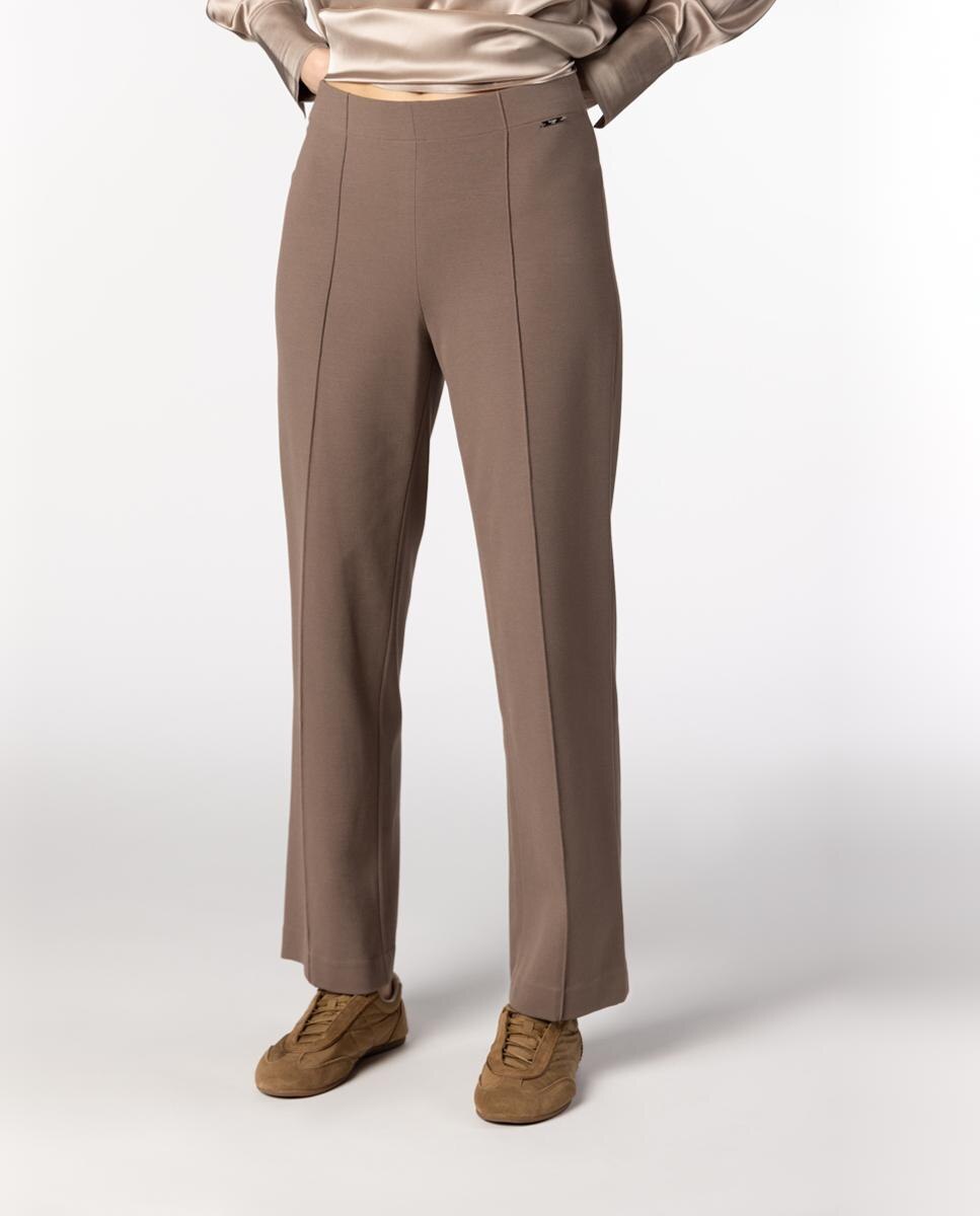 Imagen 0 de Pantalón de mujer con nervio marcado. Marrón claro