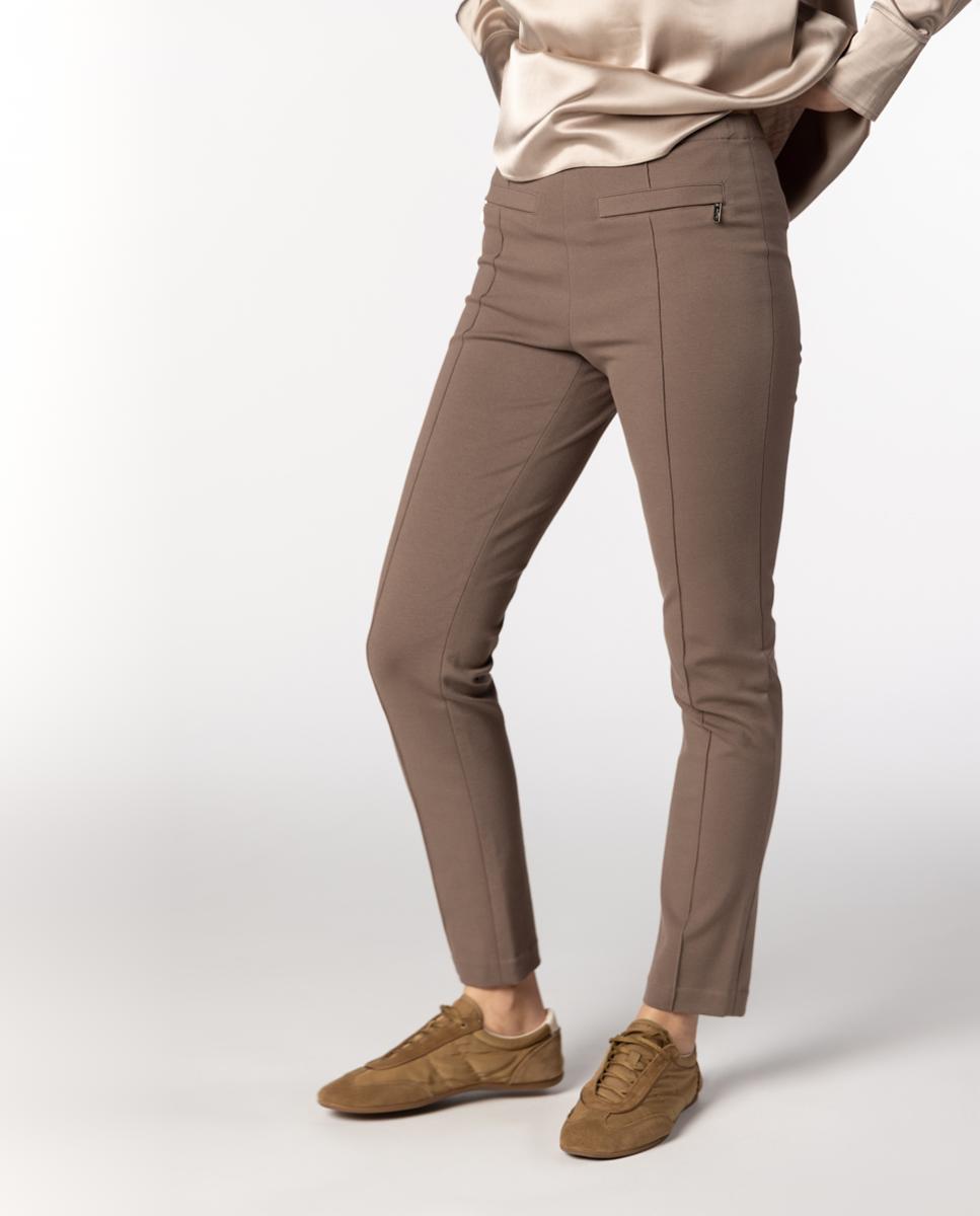 Imagen 0 de Pantalón de mujer pitillo con nervio marcado. Marrón claro