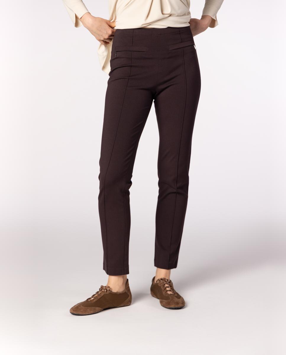 Imagen 0 de Pantalón de mujer pitillo con nervio marcado. Marrón oscuro