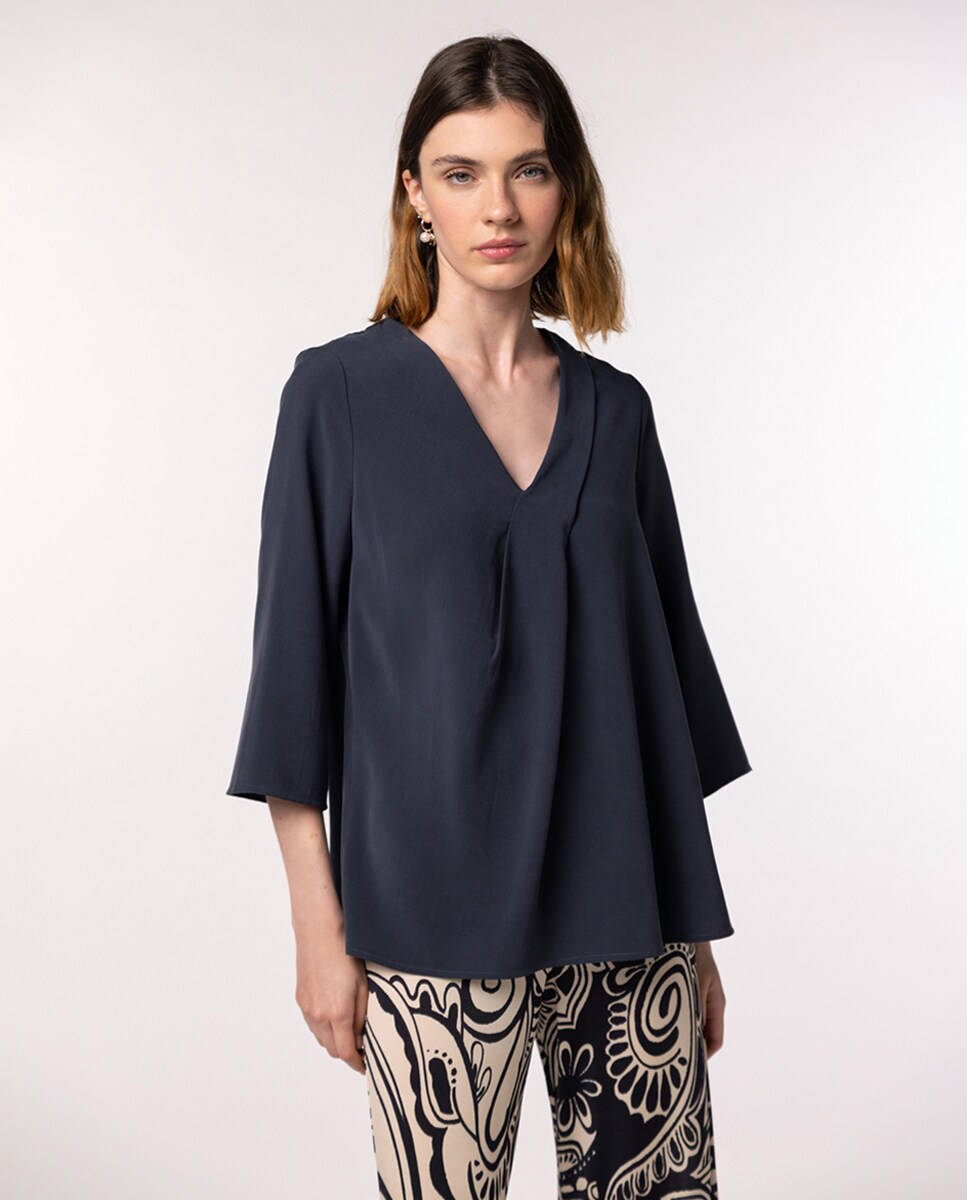 Blusa com Prega à Frente e Decote em Bico Azul-marinho-1