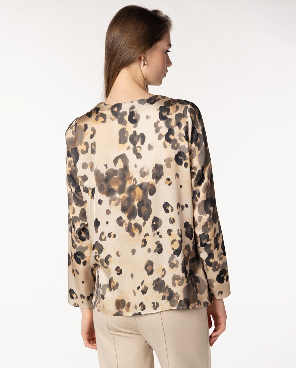 Blusa de Cetim com Animal Print e Prega à Frente Castanho-claro-2