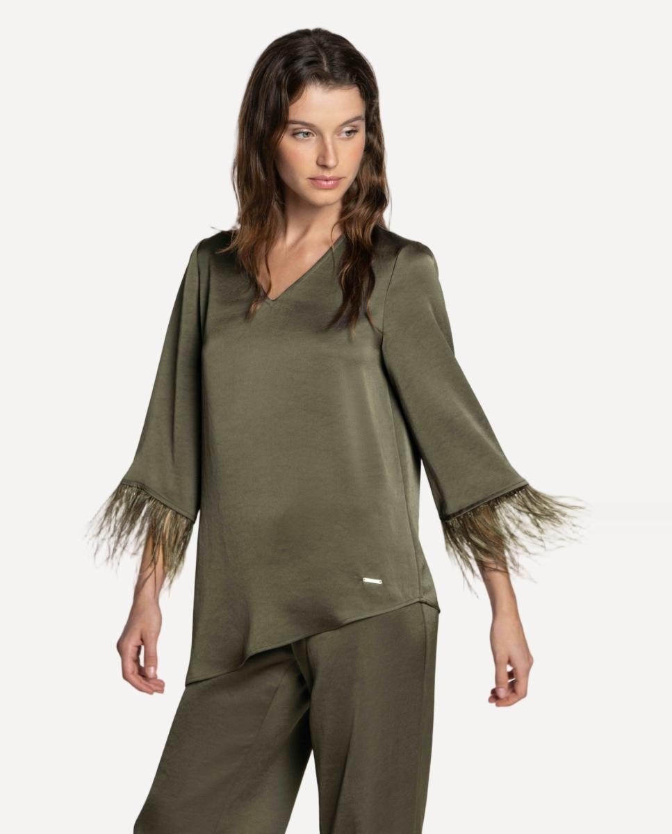 Imagem 0 de Blusa de Cetim Duplo com Plumas