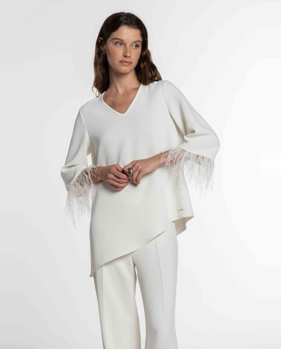 Imagem 0 de Blusa de Crepe Duplo com Plumas