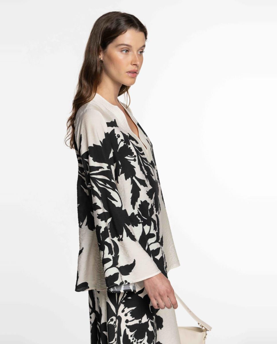 Blusa Ondulada com Estampado Floral Preto-3