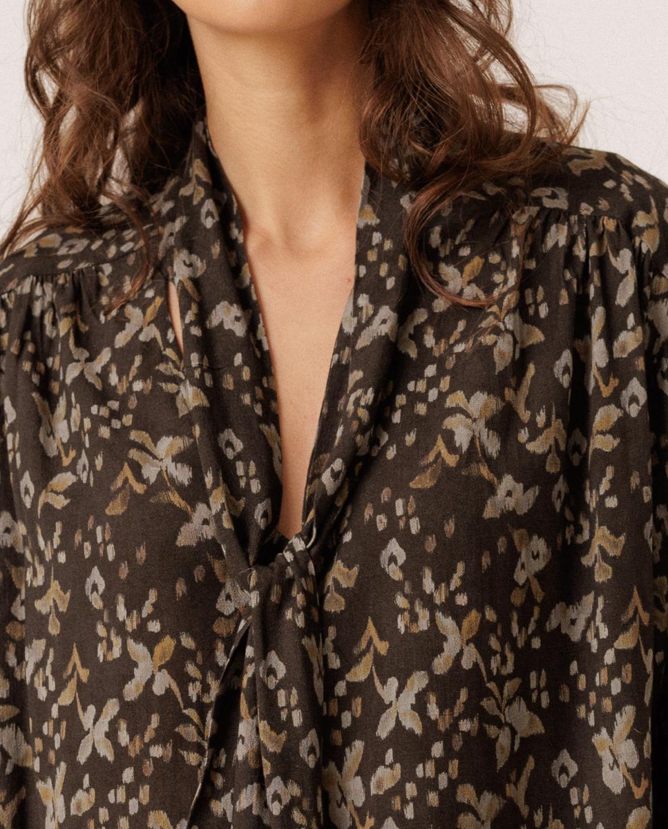 Camisa com Decote com Lenço e Manga em Balão Preto-2