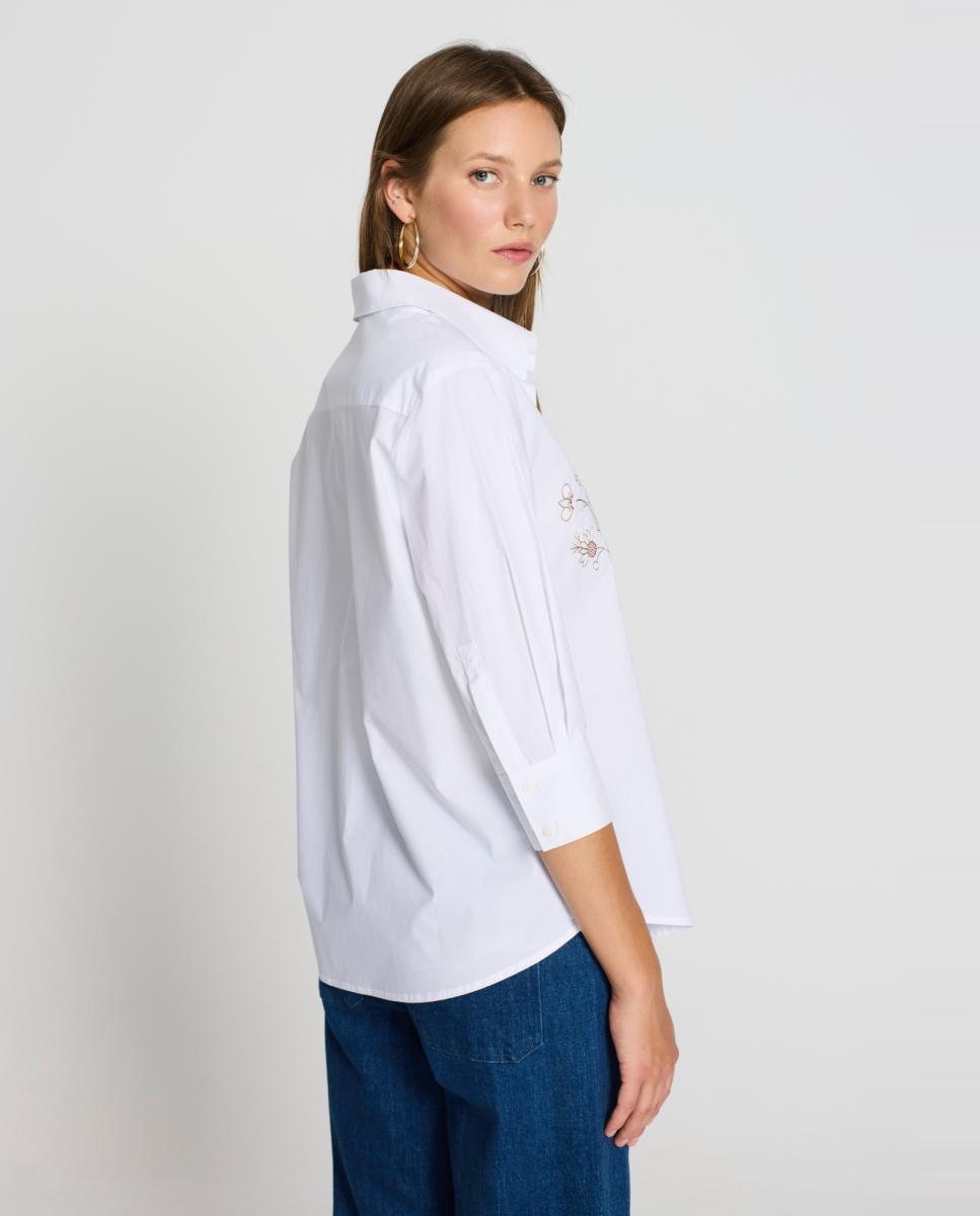 Camisa com Fecho, Manga 3/4 e Bordados Florais no Peito Branco-2