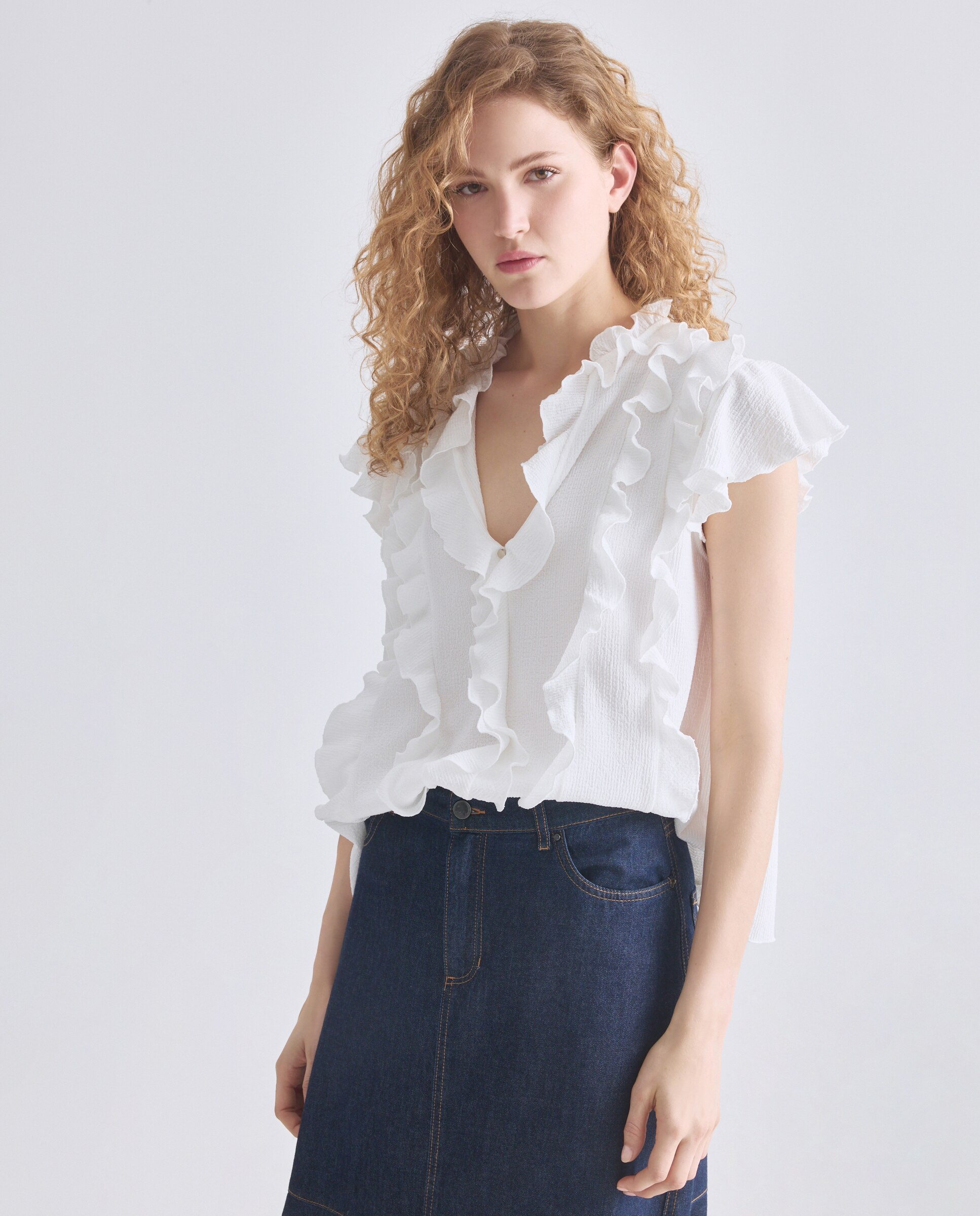 Imagem 0 de Blusa Sem Mangas com Decote em Bico e Folhos