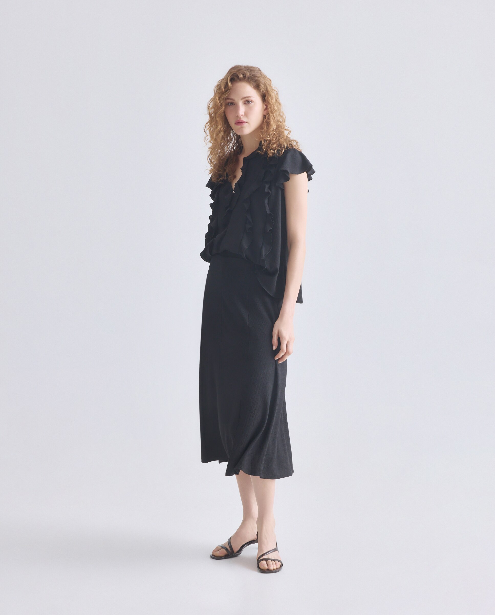 Blusa Sem Mangas com Decote em Bico e Folhos Preto-2