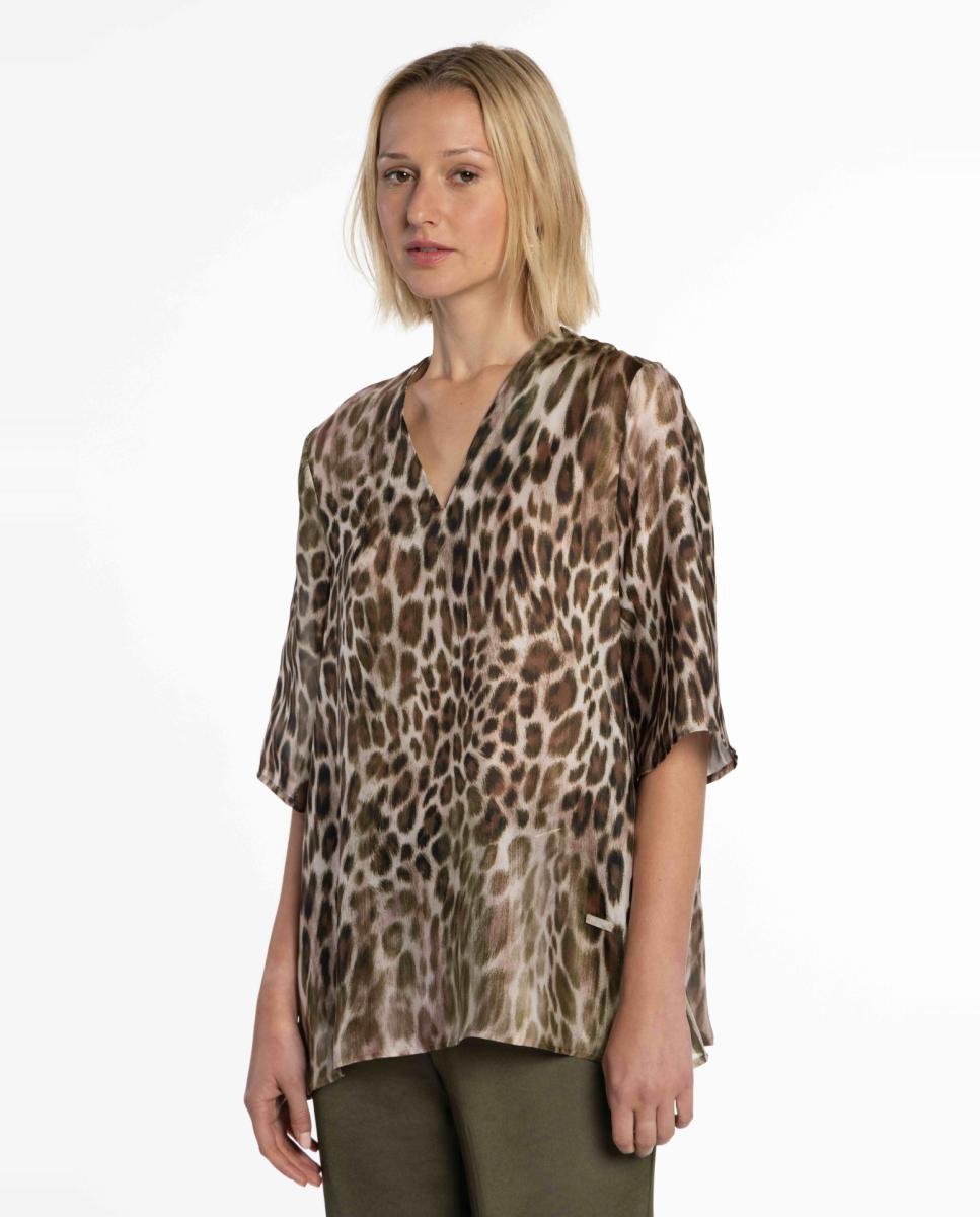 Imagem 0 de Blusa de Cetim com Animal Print