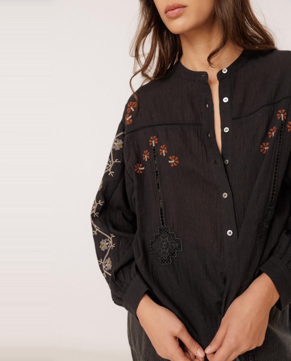 Imagen 0 de Camisa de mujer cuello caja y manga larga Negro