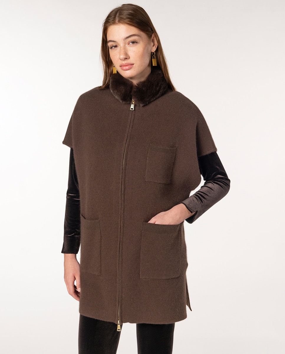 Imagem 0 de Capa de Malha Milano com Gola à Padre de Pelo Vegano