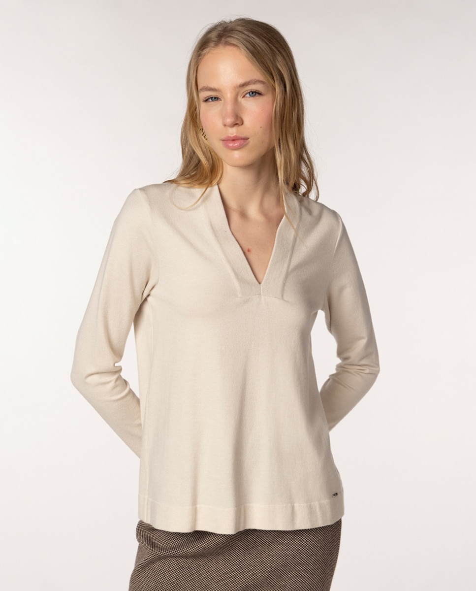 Camisola de Ponto Liso de Lã com Decote em Bico. Bege-1