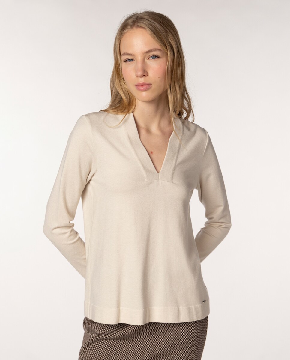 Camisola de Ponto Liso de Lã com Decote em Bico. Bege-1