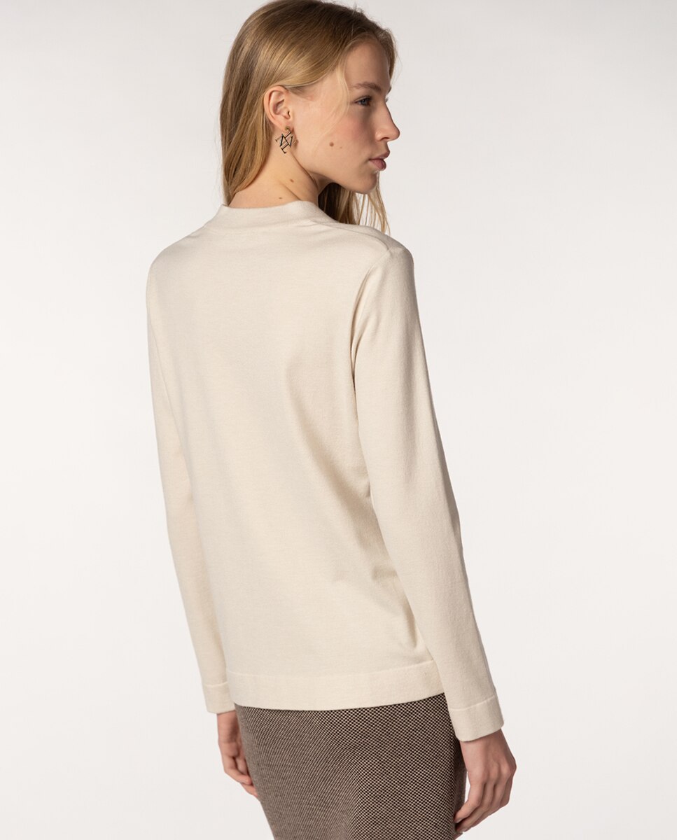 Camisola de Ponto Liso de Lã com Decote em Bico. Bege-2