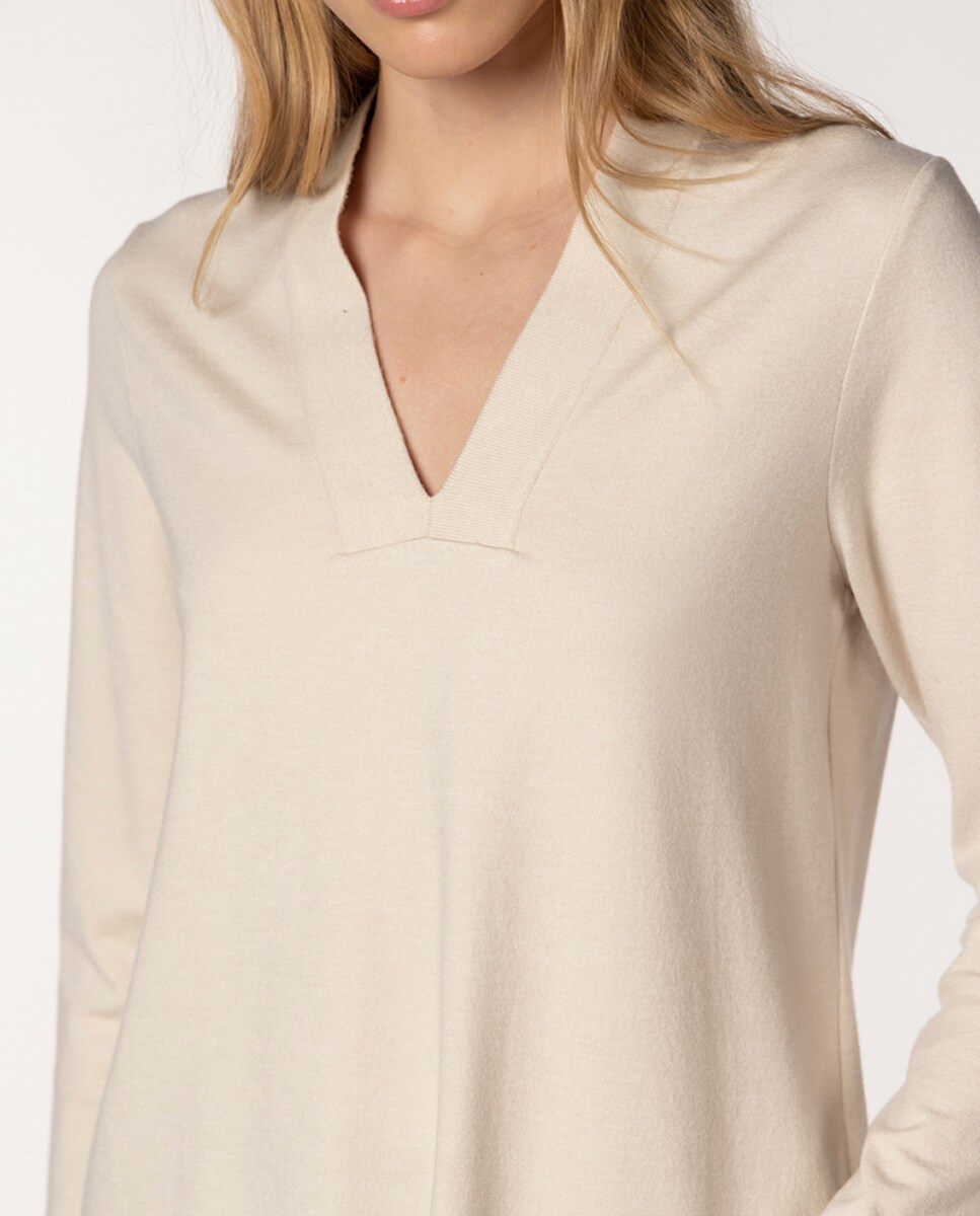 Camisola de Ponto Liso de Lã com Decote em Bico. Bege-4