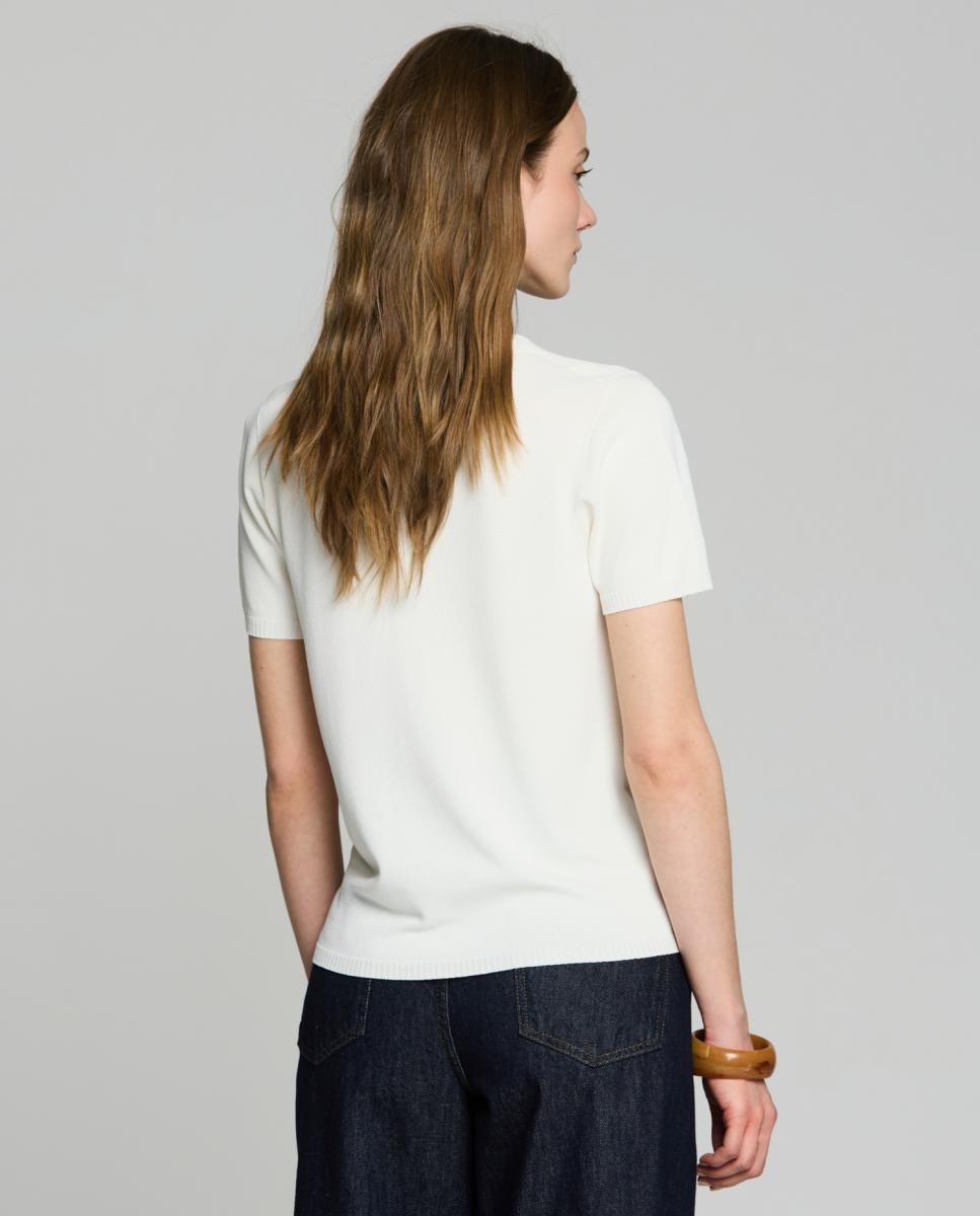 Camisola de malha com decote em bico e manga curta. Branco-2