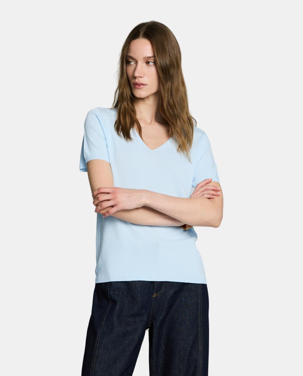 Camisola de malha com decote em bico e manga curta. Azul-claro-1