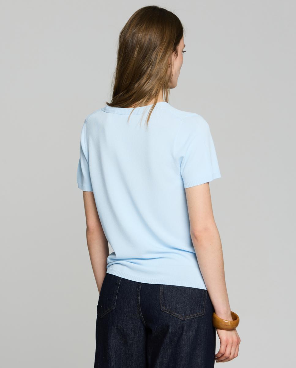 Camisola de malha com decote em bico e manga curta. Azul-claro-2