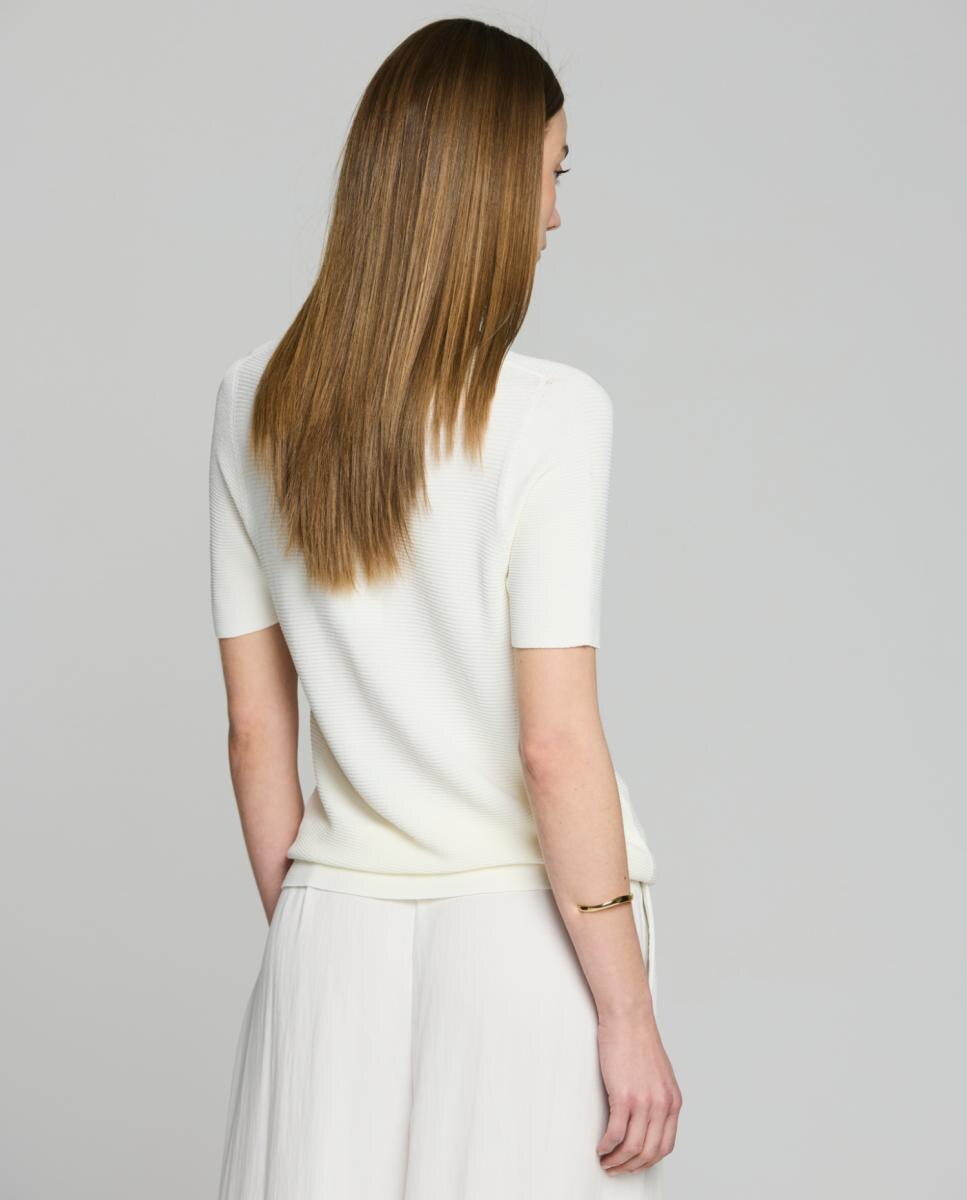 Camisola de malha com decote em bico e manga curta. Cru-2