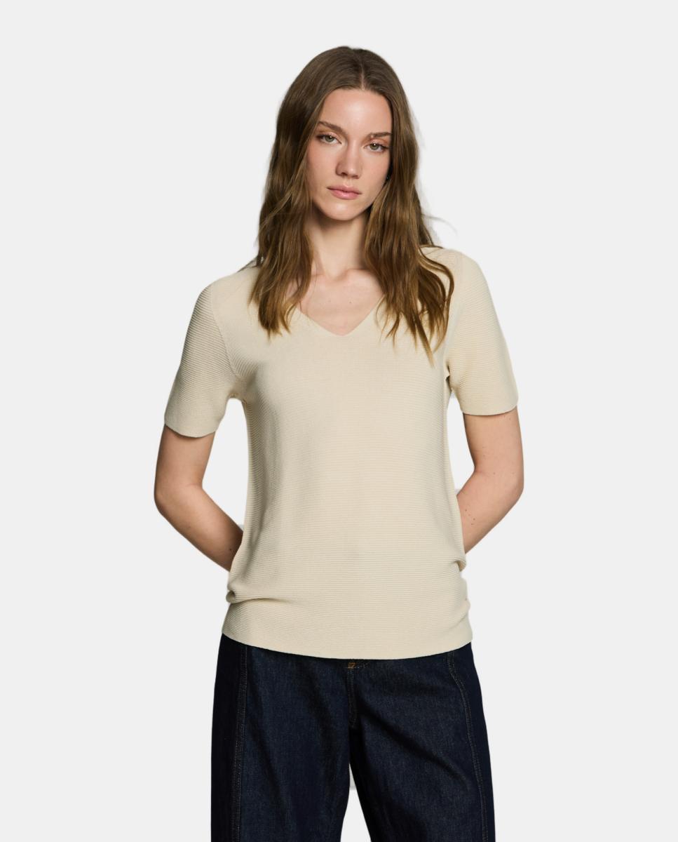 Camisola de malha com decote em bico e manga curta. Creme-1