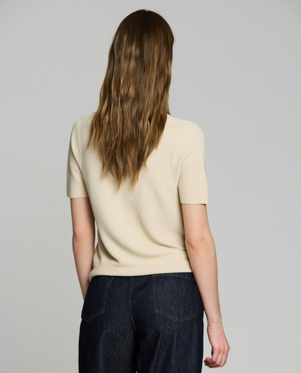 Camisola de malha com decote em bico e manga curta. Creme-2