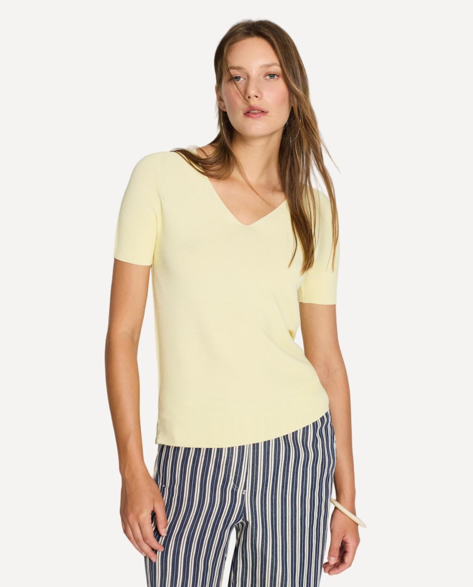 Camisola de malha com decote em bico e manga curta. Amarelo-1