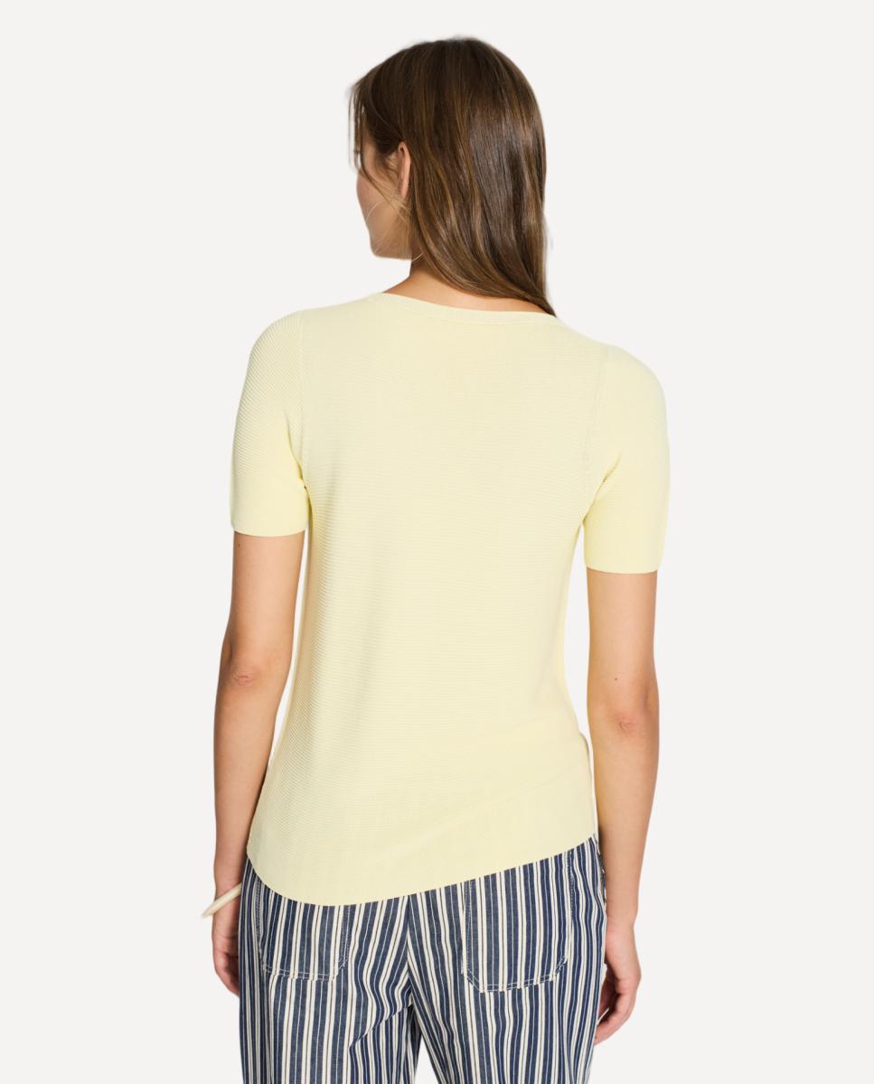 Camisola de malha com decote em bico e manga curta. Amarelo-2