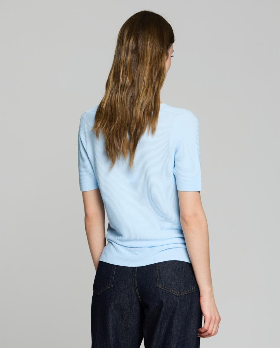Camisola de malha com decote em bico e manga curta. Azul-claro-2