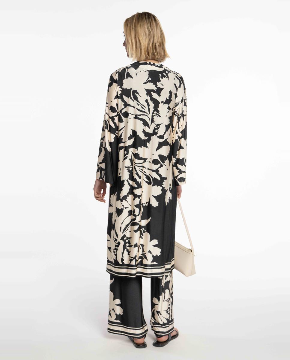 Kimono de Malha Circular com Estampado Floral. Preto-2