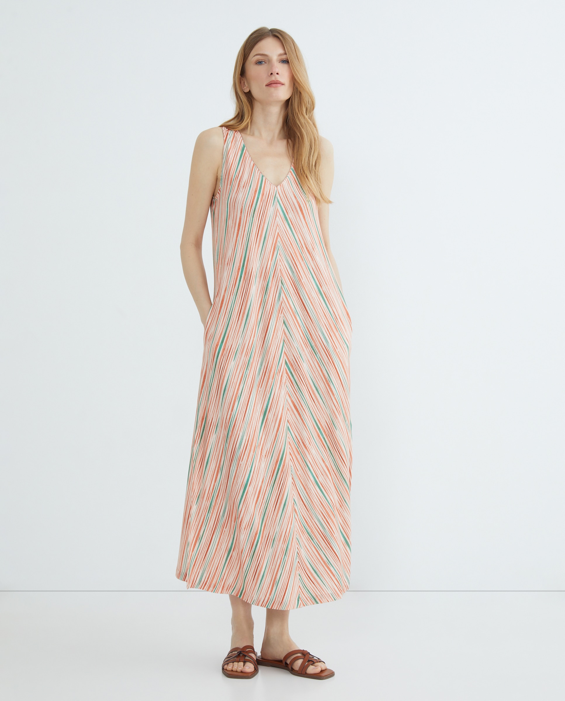 Imagem 0 de Vestido Midi sem Mangas e com Decote em Bico