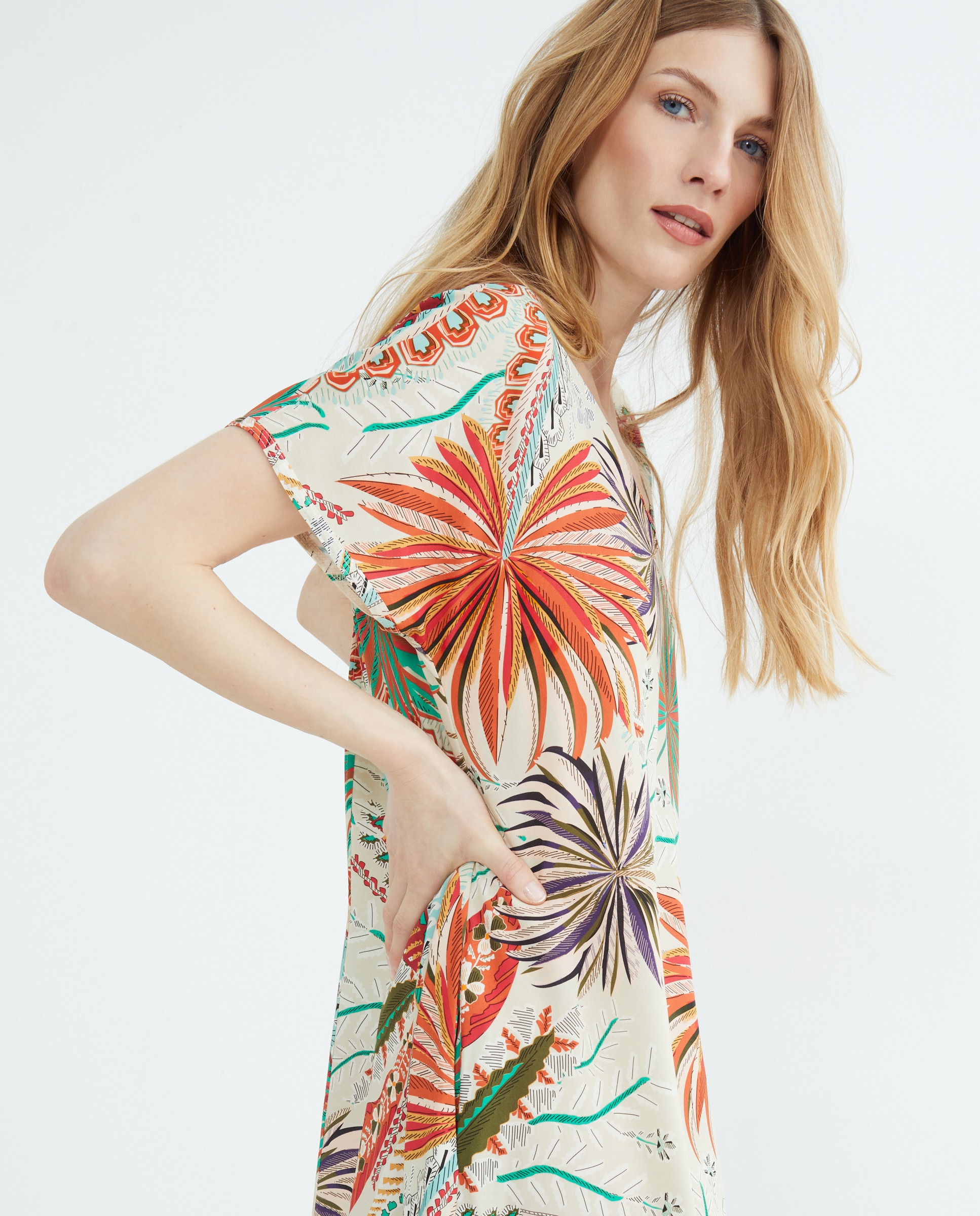 Imagem 0 de Vestido Midi de Manga Curta e Decote em Bico