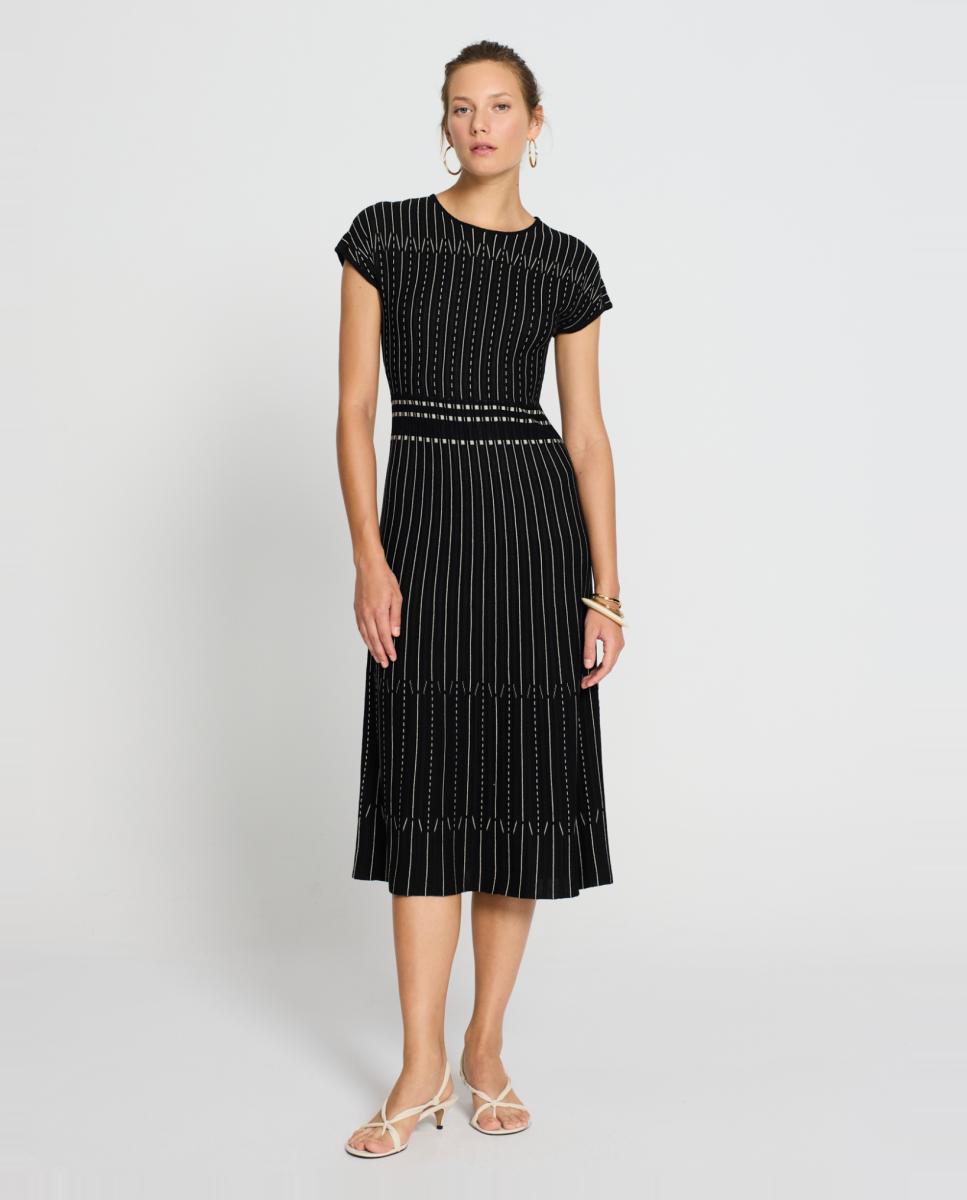 Imagem 0 de Vestido Midi com Decote à Barco, Ombro Caído, Corte Evasé e Estampado Ótico