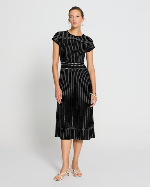 Imagem 0 de Vestido Midi com Decote à Barco, Ombro Caído, Corte Evasé e Estampado Ótico