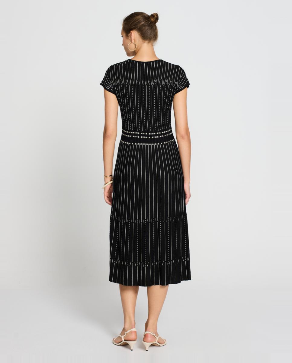 Vestido Midi com Decote à Barco, Ombro Caído, Corte Evasé e Estampado Ótico Preto-2