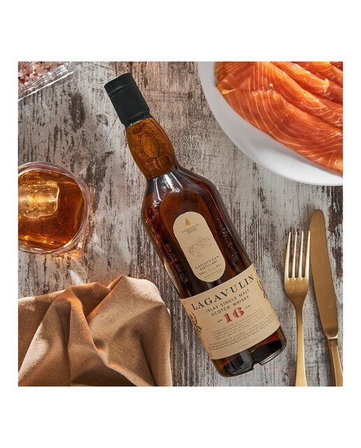 Salmón ahumado en lonchas con whisky 16 años Lagavulin Benfumat 2