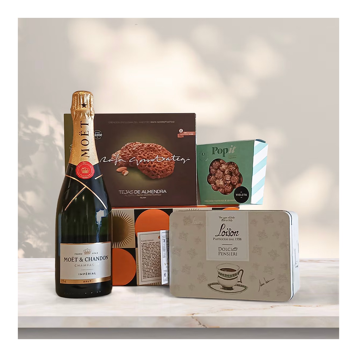 Cesta con champagne Moët & Chandon y galletas Loison 1
