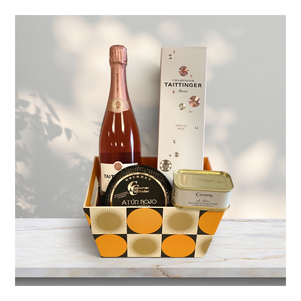 Cesta con delicias de atún, foie gras de pato y champagne rosado 1