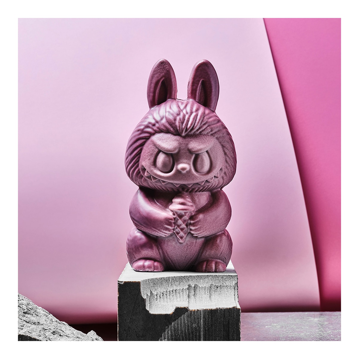 Imagen 4 de Figura de chocolate con leche con gragea de arándanos, fruta de la pasión y caramelo de fresa Rocambolesc