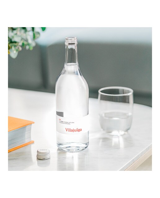Agua mineral natural con gas carbónico natural Vilajuïga 2