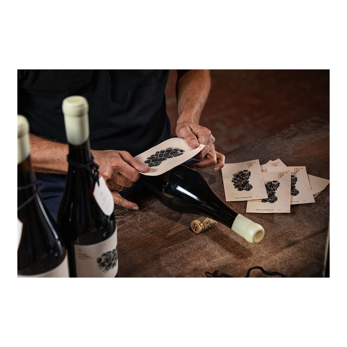 Estuche vino tinto Finca Los Hoyales Cruz de Alba tempranillo 2018 Ribera del Duero 3