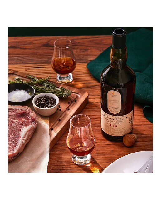 Imagen 2 de Whisky de malta escocés Lagavulin 16 años