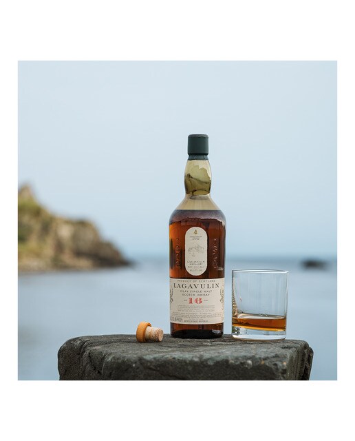 Imagen 3 de Whisky de malta escocés Lagavulin 16 años