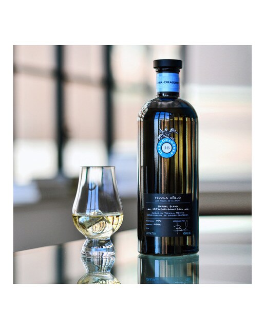 Estuche tequila añejo 100% agave azul Casa Dragones 3