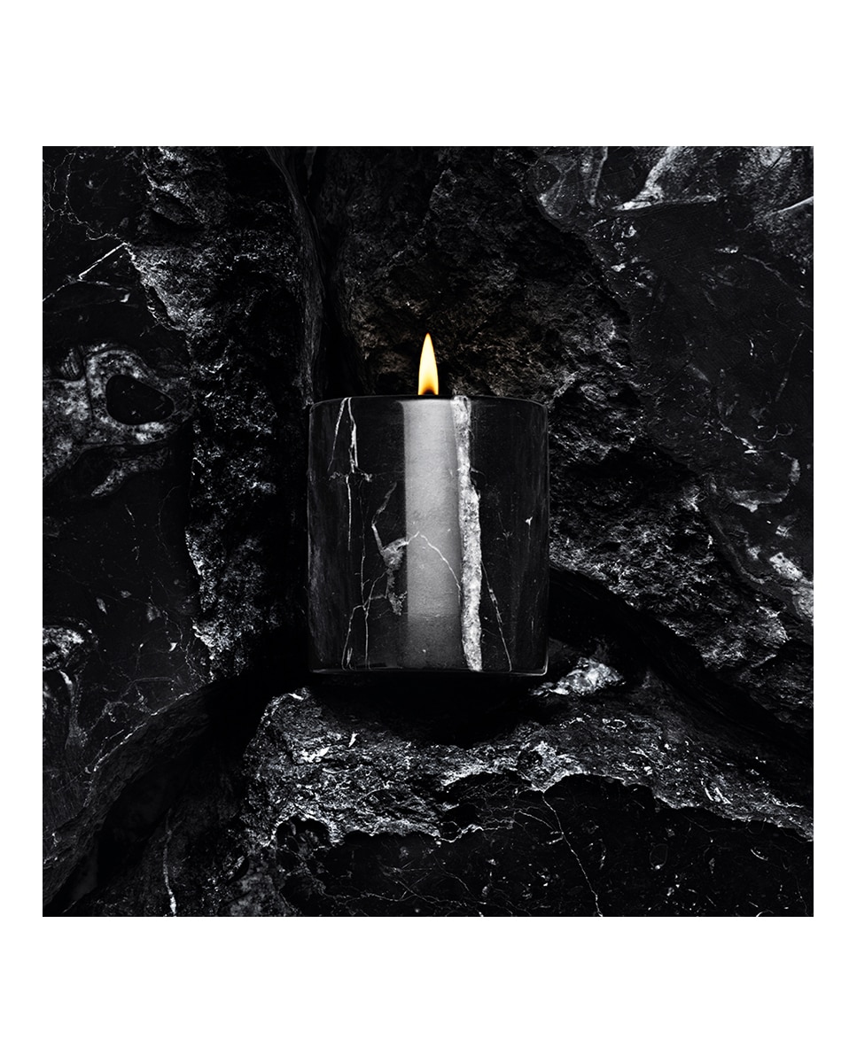 Imagen 3 de Vela Aromática Behind The Curtain Bougie Parfumeé Scented  Candle La Collection  240 G Rabanne